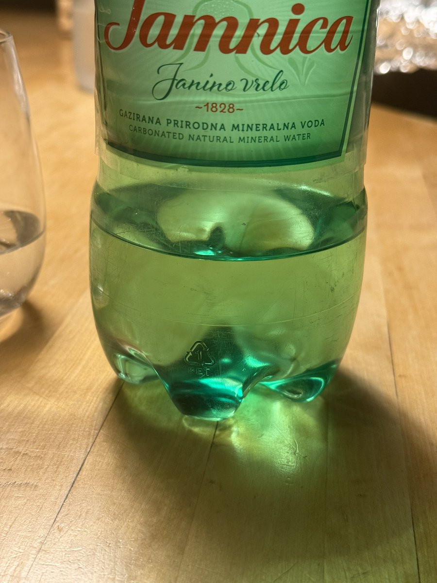 I färd att handlägga en respektabel mängd Slivo med kamrat D, och P. Äkta vara, som förpackningen visar. 

P trendspanar ymnigt: snart kommer ett tecken på rikedom vara - istället som nu att leva som en asket - att åter behandla kroppen som en soptunna, och betala för följderna.