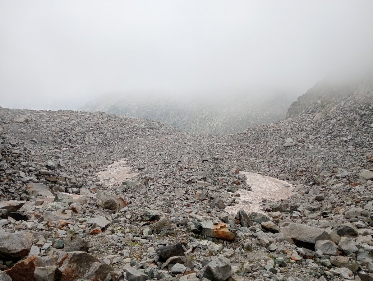 El que queda de l'antiga glacera del Besiberri (ara glacera rocallosa?). Sorprèn encara la seva destacada morrena, visible fins i tot des de l'estany de Besiberri.