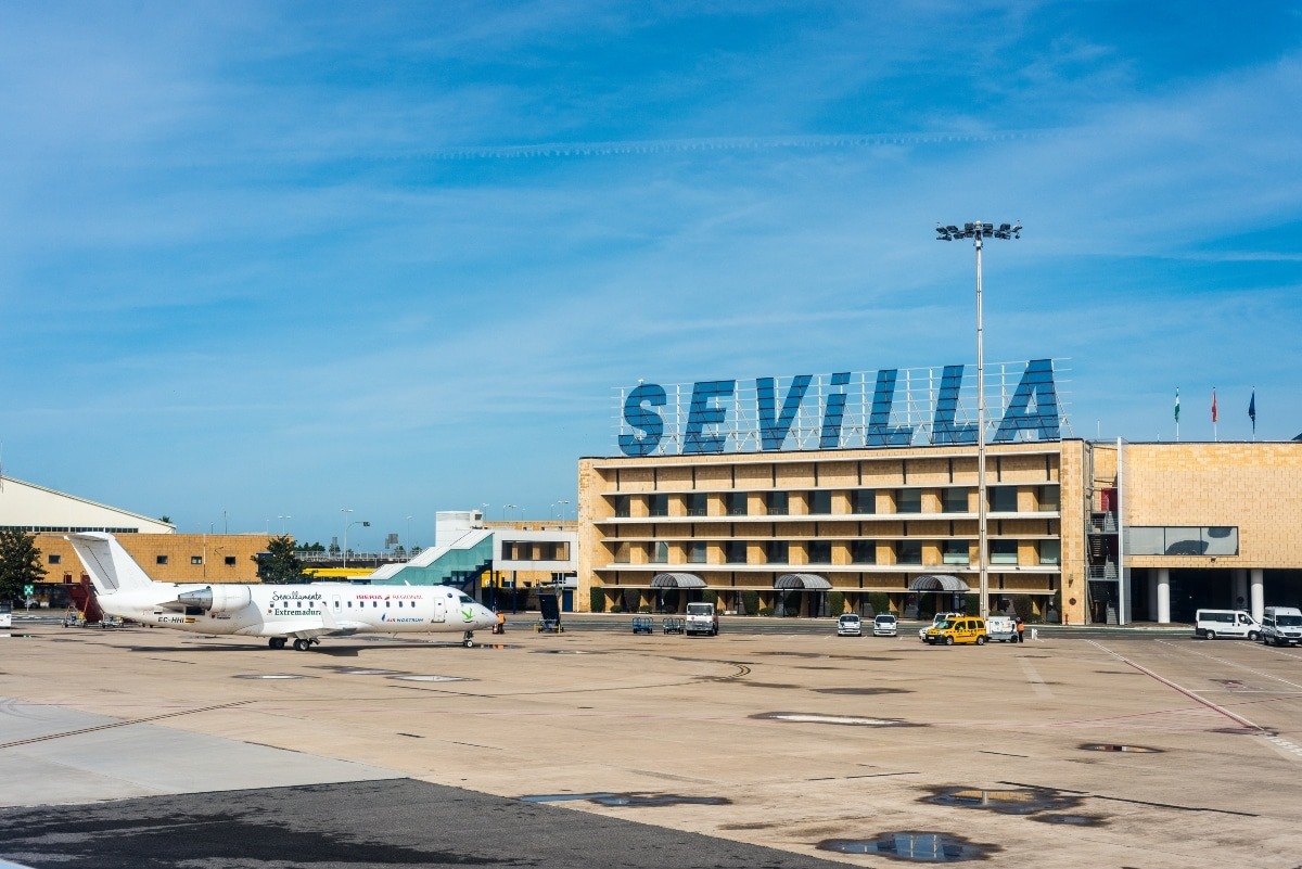 SevillaAlTren's tweet photo. 🚆Tren al 🛫 aeropuerto: ¿Hasta dónde debería llegar?

‼️Este año, el aeropuerto de San Pablo podría superar los 🔟 millones de usuarios. La llegada del ferrocarril es clave, pero... ¿debería dar servicio solo a Sevilla?

En este hilo te lo explicamos 🧵👇🏻👇🏻👇🏻 https://t.co/OoWJVW3GyN