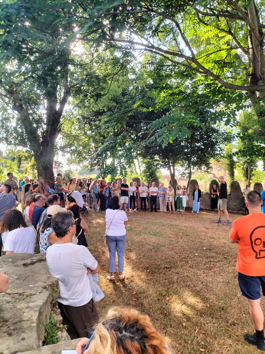 DavidAlonsoMed's tweet photo. Barrio, palacios, santuarios y llagares...de todo y todo bien en la ruta urbana de hoy por #Contrueces
Una pasada😍
Muchas, muchas gracias a todos por venir y seguir haciendo esta maravilla de proyecto realidad🤗 https://t.co/TaQee9oTmg