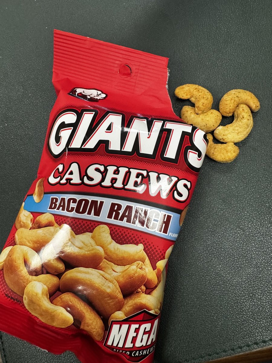 Bacon Ranch Cashews: the only threesome you should actually brag about 😉 #Giantsnacks #bacon #ranch #cashews