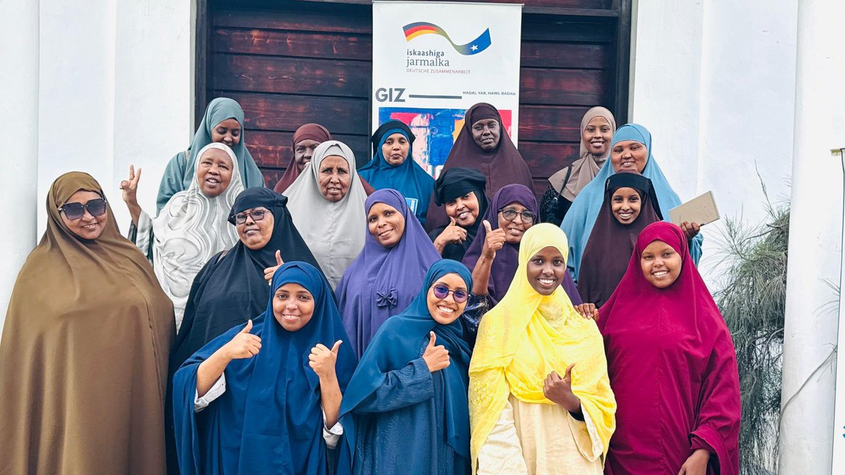ElmanPeaceHRC's tweet photo. What changes when elders & youth sit together as equals in #Somalia listening, questioning and sharing lived realities?
With @giz_gmbh we’re launching Phase 2 of the #HerSomalia project using the #GenerationDialogue toolkit to open #intergenerational spaces that confront harmful norms while carrying forward the wisdom of 🇸🇴culture.