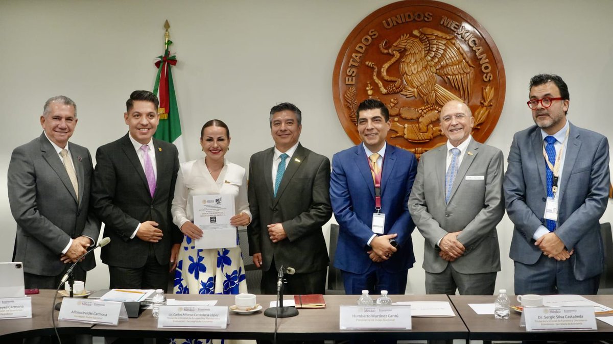 GtoIndex's tweet photo. 📢 INDEX Guanajuato recibe el Certificado “Hecho en México”

En el marco de la reunión del Consejo Directivo de Index Nacional, realizada en la Secretaría de Economía en la CDMX, Index Guanajuato tuvo el honor de recibir el Certificado Hecho en México. https://t.co/AyQaz1DCCl