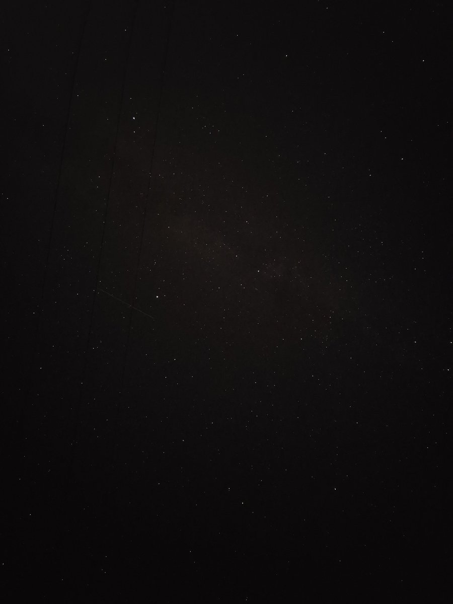 MoicestRyu's tweet image. Ici on prend les étoiles filantes en photo (au milieu a gauche)