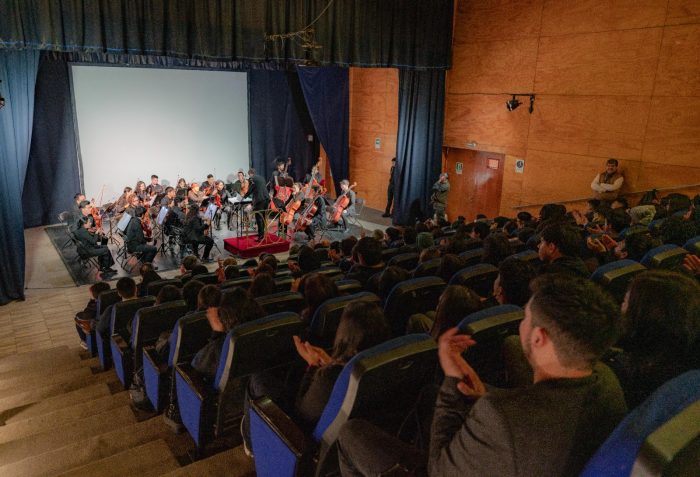 🎻Orquesta de Cámara del Teatro Municipal de Santiago ofreció concierto en Padre Hurtado

Lea más aquí👇
elmostrador.cl/cultura/2025/0…