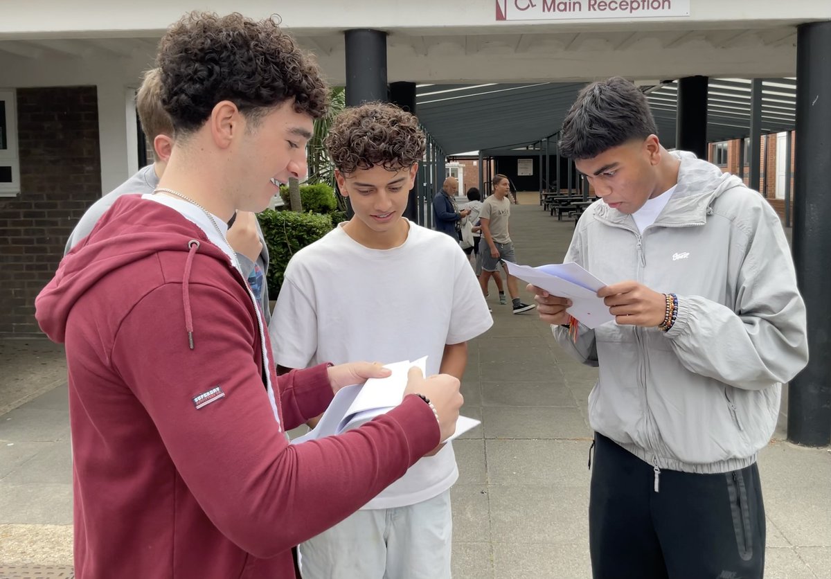 cleeveps's tweet image. 21/8/25 - GCSE Results Day 2025

What a super busy and enjoyable day celebrating with our wonderful student.

More photos on the website - bit.ly/cps210825

#cpsvalues

#commitment 
#Pride 
#success