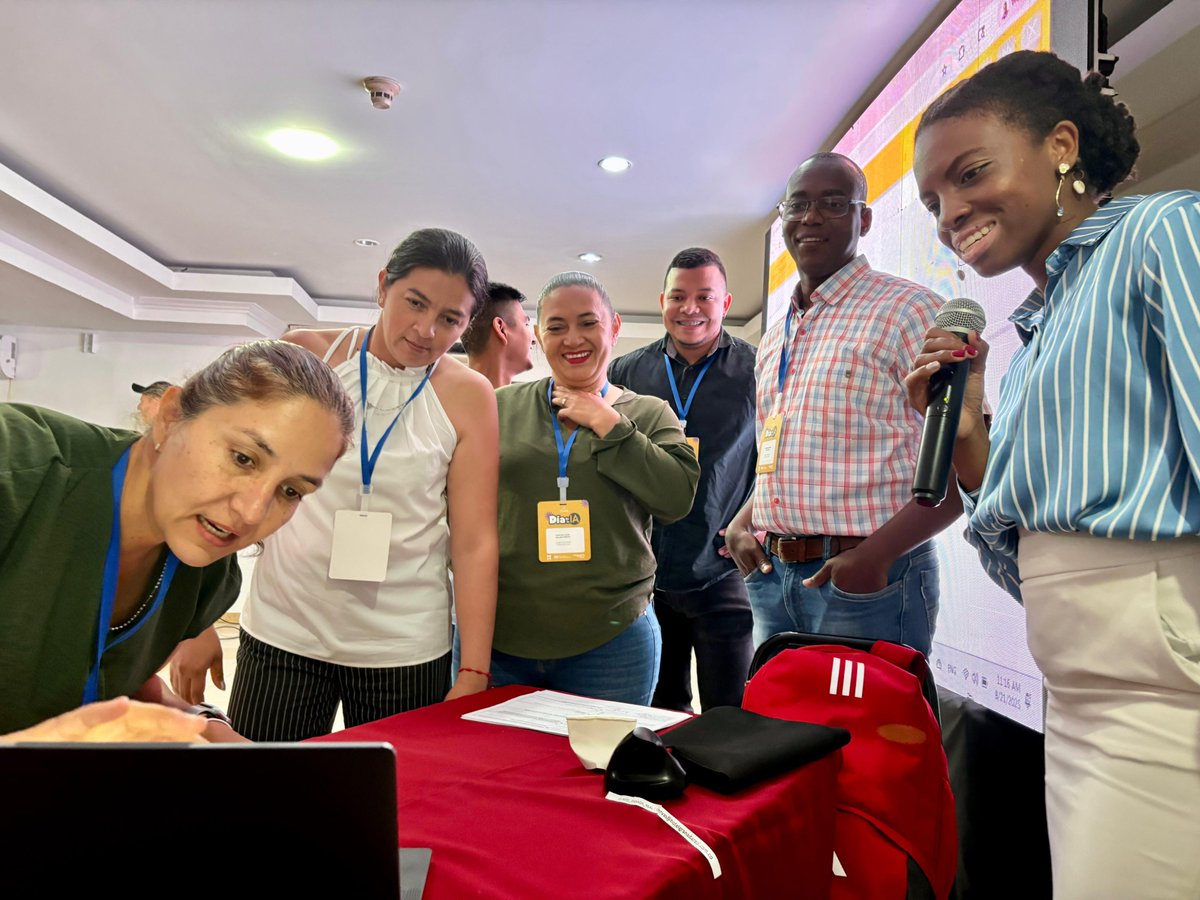 CompuParaEducar's tweet photo. En #Cali y #SantaMarta nos reunimos para una nueva jornada de formación docente centrada en el uso pedagógico de la inteligencia artificial. 👇🧵
#EducaciónConIA #DíaDeLaIA #DayOfAI @MIT https://t.co/h9CkydPRIc