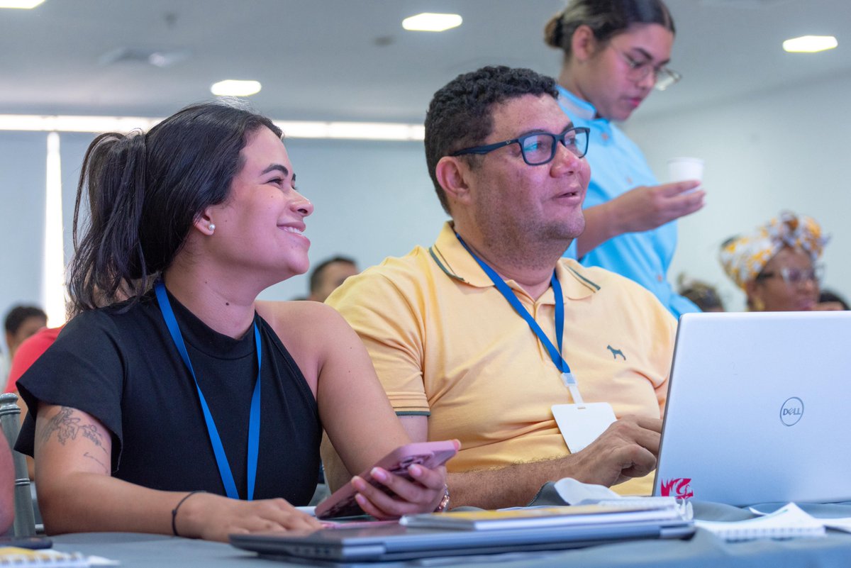 CompuParaEducar's tweet photo. En #Cali y #SantaMarta nos reunimos para una nueva jornada de formación docente centrada en el uso pedagógico de la inteligencia artificial. 👇🧵
#EducaciónConIA #DíaDeLaIA #DayOfAI @MIT https://t.co/h9CkydPRIc