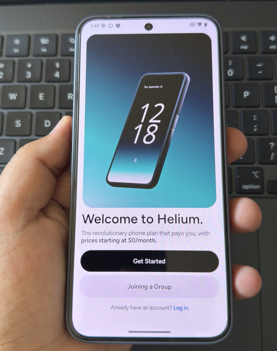helium_mobile's tweet photo. Welcome to the future. @solanamobile https://t.co/Z6RBvvNXXe