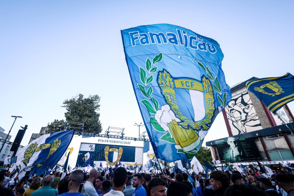 94 anos do maior clube da cidade, concelho e de Portugal. 

Um Amor de Perdição que transcende gerações ano após anos. Uma clube que é sempre da cidade de Vila Nova.

Parabéns Famalicenses. Viva o FC Famalicão 

"Ergue a Chama, Vila Nova"