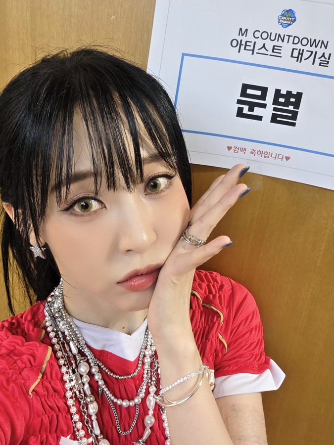 #MoonByul's 4th Mini Album #Laundri scores the Top new Entry on the Worldwide iTunes Album chart, landing at #13, after going to #1 on iTunes in multiple countries and selling 18,281 units in its first day on Hanteo (all versions) and 24,837 units so far!!