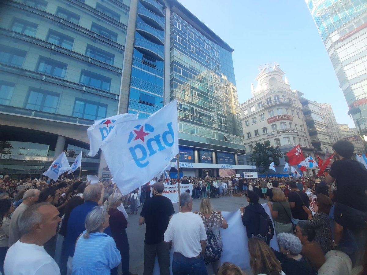 BNGACorunha's tweet image. Centenares de persoas ateigando de indignación  o Obelisco. Un mar de dignidade exixindo outro modelo forestal para Galiza frente a unha nova traxedia económica e ecolóxica #LumesNuncaMáis🔥