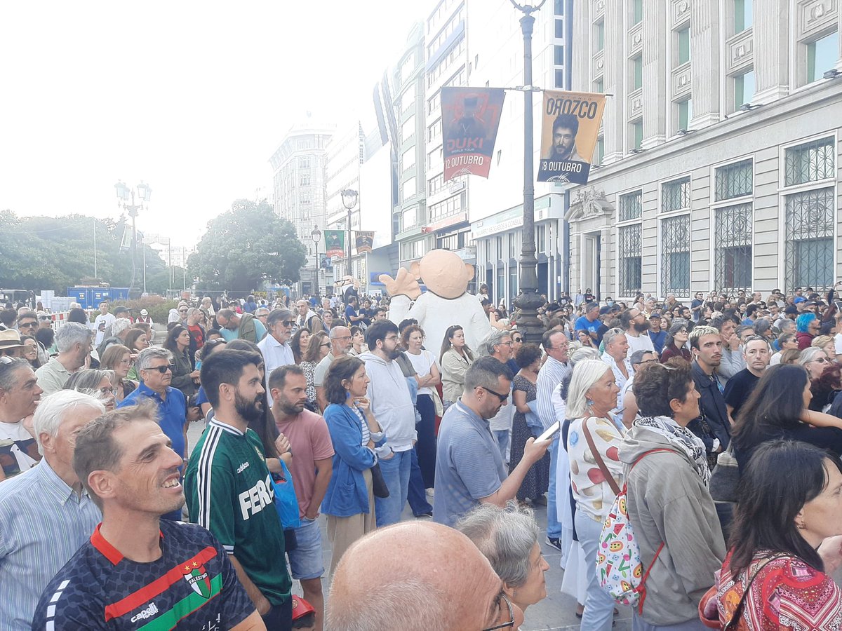 BNGACorunha's tweet image. Centenares de persoas ateigando de indignación  o Obelisco. Un mar de dignidade exixindo outro modelo forestal para Galiza frente a unha nova traxedia económica e ecolóxica #LumesNuncaMáis🔥