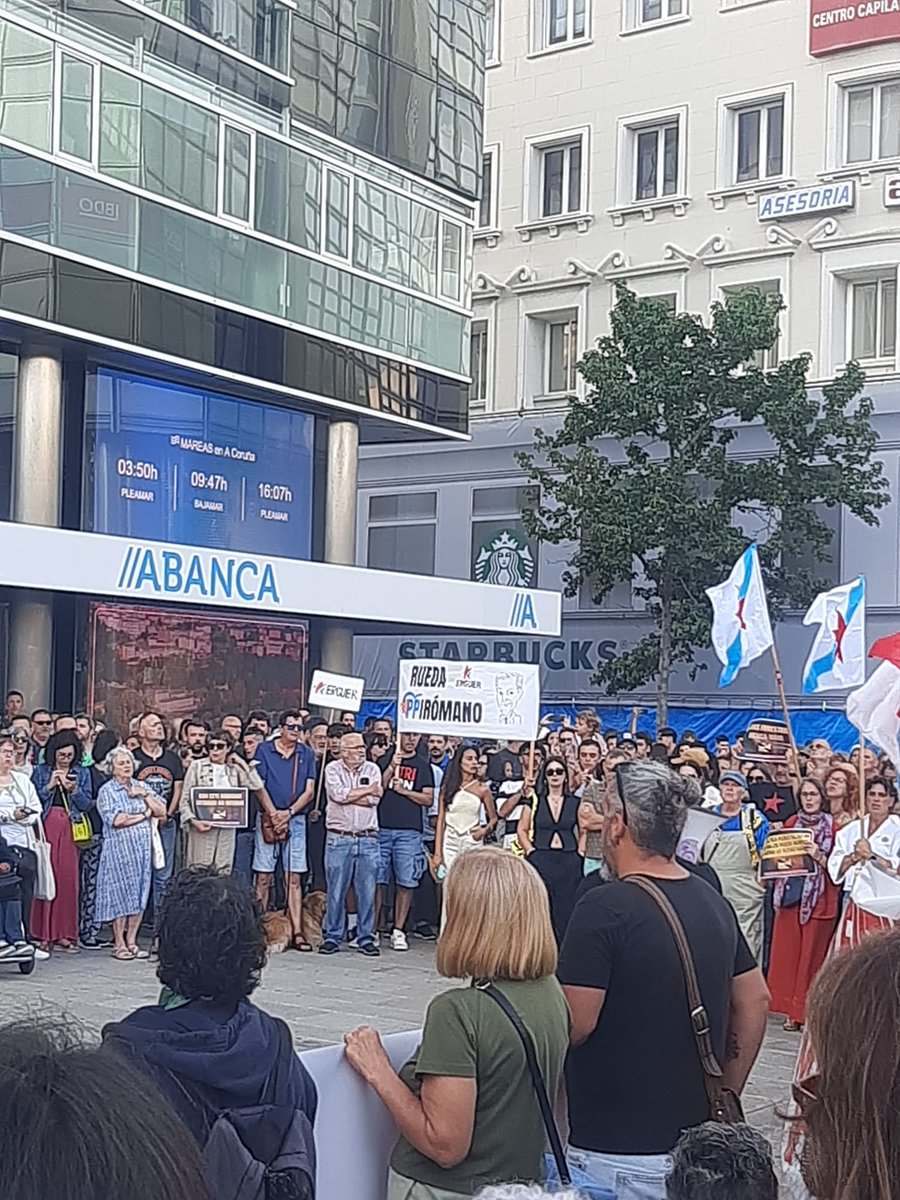 BNGACorunha's tweet image. Centenares de persoas ateigando de indignación  o Obelisco. Un mar de dignidade exixindo outro modelo forestal para Galiza frente a unha nova traxedia económica e ecolóxica #LumesNuncaMáis🔥