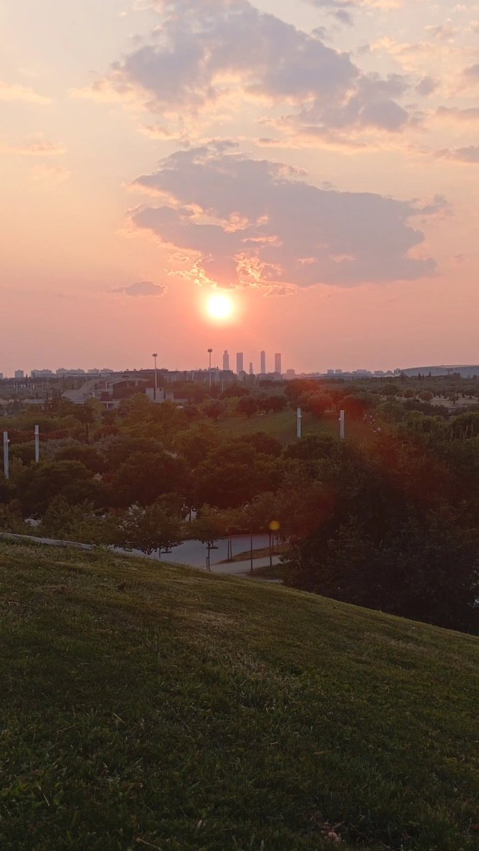 Amo ver atardeceres 😍 ❤️‍🩹
Estar mal y venir a ver el atardecer es algo que me hace sentir un poquito mejor.