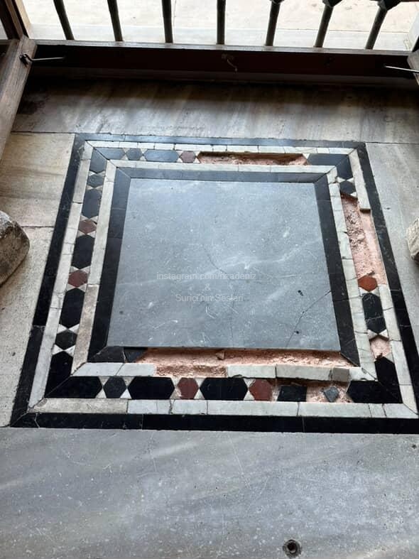 matruskaninhici's tweet photo. Süleymaniye Camii'nden şok edici ve üzücü bir haber iletip paylaşmamı rica etti bir takipçim. Caminin harimini kuşatan pencerelerin önündeki doğal taşlardan oluşturulmuş geometrik desenli muazzam mozaik zeminleri bilen bilir. Bu mozaik parçalar birileri tarafından anahtar vb. unsurlarla yerlerinden sökülüyormuş bir süredir. Güvenlikler orada kalan parçaları sonradan gördükçe topluyormuş ancak engel olunamıyormuş gördüğümüz üzere. Ne kadardır oluyor bu vandalizm, bilmiyorum. Bu ülkenin belki de en önemli camisinde bunlar olabiliyorsa diğer kültür varlıklarımızı düşünmek dahi istemiyorum. Bunu yapanların amacı ne? Kameralar yok mu, yapanlar tespit edilemiyor mu? Sayısız yerli ve yabancı ziyaretçinin girip çıktığı bu camide güvenliklerin sayısı neden az? Bunlar neden daha önce duyulmadı, haber yapılmadı? Sorular uzatılabilir. Ancak öncelik bunu yapanların bulunmasına, yeni kayıpların önlenmesine, onarım yapılmasına verilmeli.