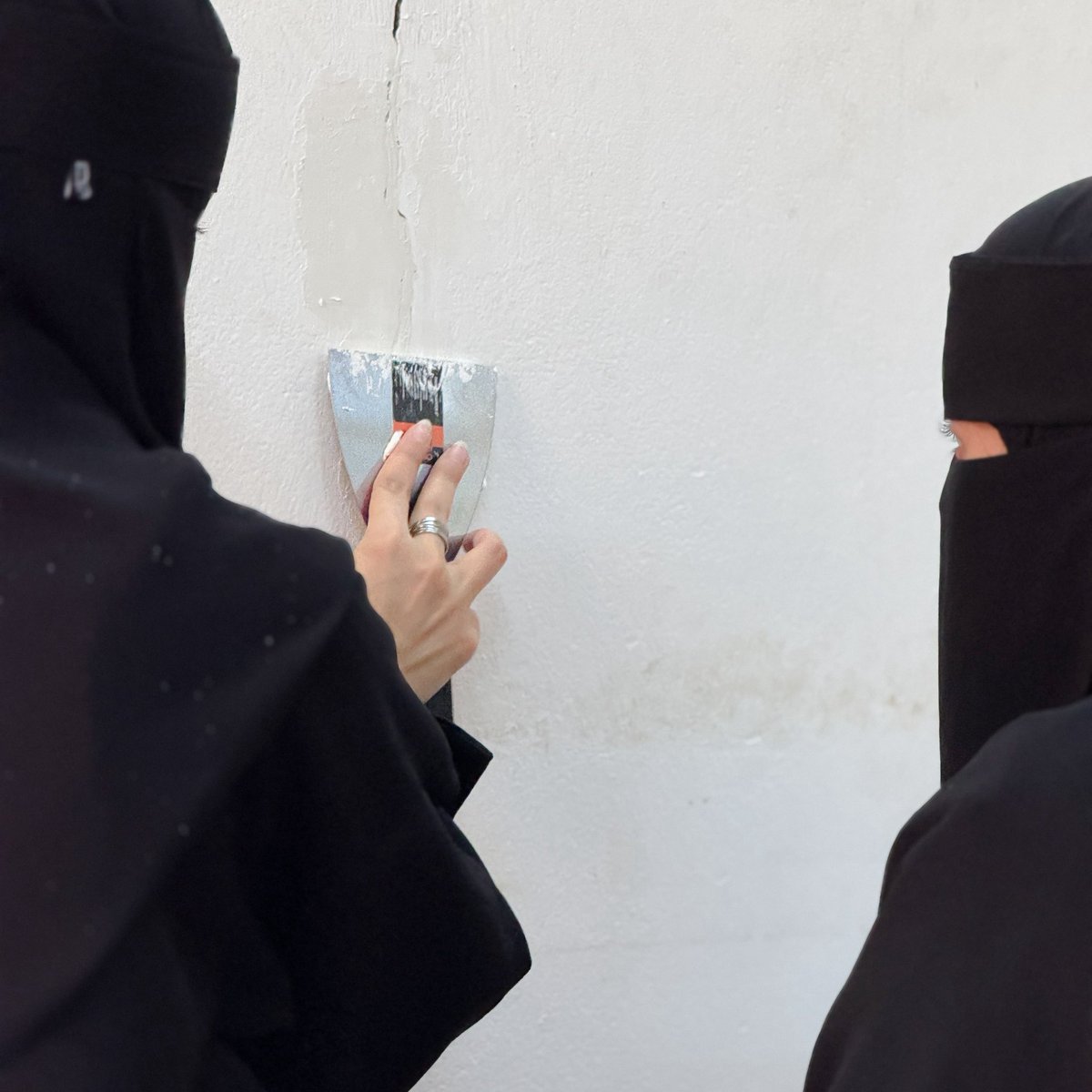 khbratka's tweet photo. وخيرُ الناسِ مَن مدَّ اليدينِ مُعينًا،
فأحيا رجاءً في القلوبِ الكليلة 🤍

شارك متطوعي فريق خبرات جمعية تراميم في برنامج سواعد 3 لترميم منازل الأسر المتعففه. https://t.co/6dZfSNbMbY
