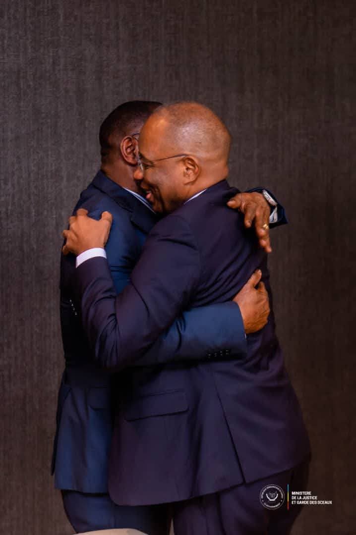 #RDC: Que traduit cette image entre le nouveau ministre de la justice et le Procureur Général Firmin Mvonde ???