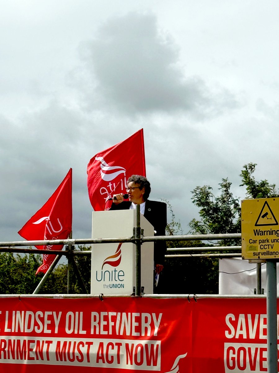UniteNEYH's tweet photo. ๐ฃ Save Lindsey Oil Refinery
@UniteTheUnion stands with its members, their families and their communities.
๐ค Help the campaign
โ๏ธ Sign the petition: https://t.co/q0siPH5iPc
๐ Like, Comment & Share
#SaveLOR #UniteNEYH https://t.co/AgX5KKsTrF