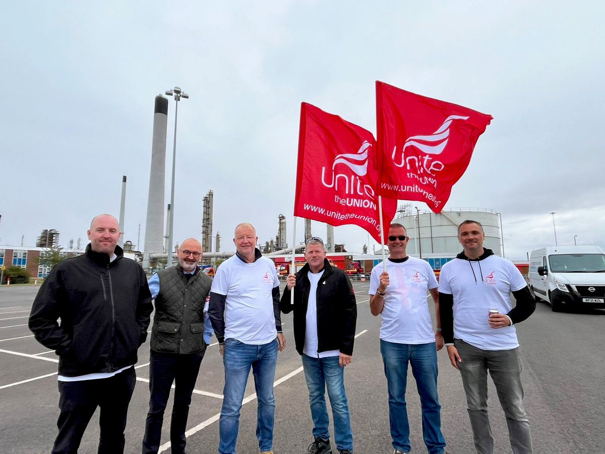 UniteNEYH's tweet photo. ๐ฃ Save Lindsey Oil Refinery
@UniteTheUnion stands with its members, their families and their communities.
๐ค Help the campaign
โ๏ธ Sign the petition: https://t.co/q0siPH5iPc
๐ Like, Comment & Share
#SaveLOR #UniteNEYH https://t.co/AgX5KKsTrF