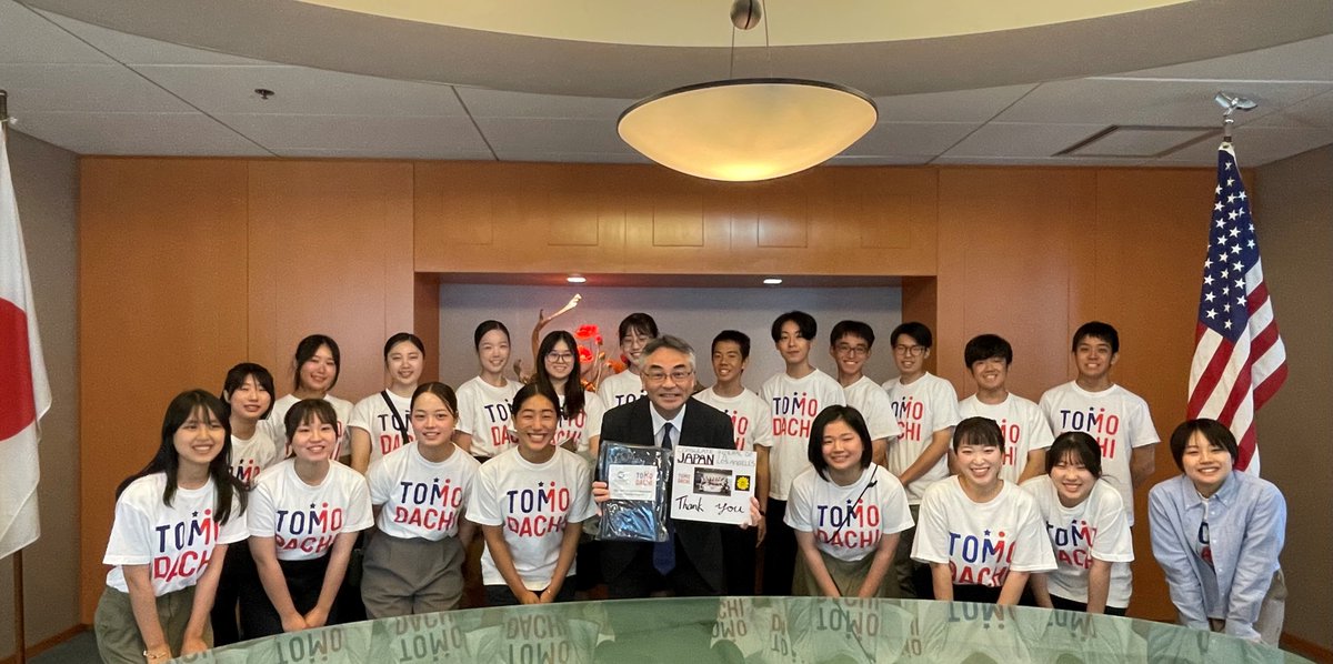 JPNConsulateLA's tweet photo. On 8/20, Consul General Murota met with 20 Japanese high school students participating in the @USJC’s TOMODACHI Toshizo Watanabe Leadership Program. We were very encouraged to hear their views on international exchange and learn of their goals and aspirations for the future. https://t.co/g7vvIFUWDH