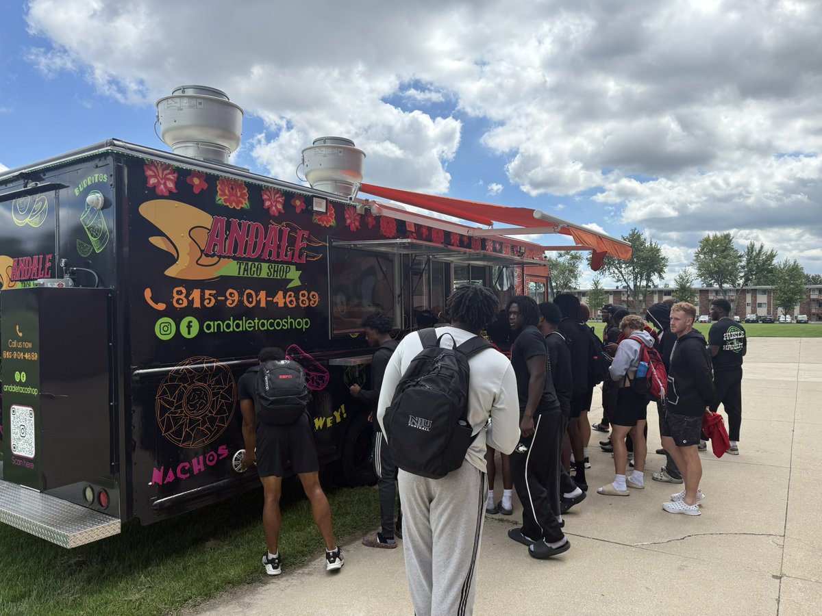 charlie_certo's tweet image. Thank you Andale Taco Shop for feeding our hungry Huskie Athletes! #TheHardWay #HuntForOne