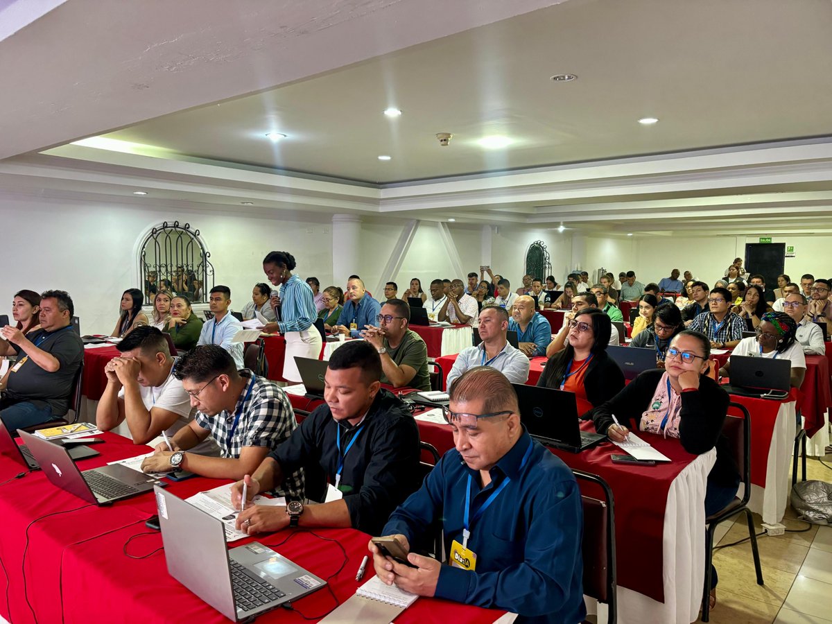 CompuParaEducar's tweet photo. Docentes de los departamentos del #ValleDelCauca , #Cauca, #Tolima y #Huila participaron desde Cali, mientras que profes de #Atlántico y #Bolívar lo hacen en simultánea desde Santa Marta.
#DíaDeLaIA #DayOfAI @MIT https://t.co/cpuAX2wX6V