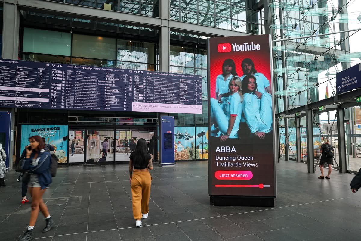 ABBA_UPDATES_'s tweet photo. YouTube celebrates the 1 BILLION views milestone for “Dancing Queen” in NYC, LA, Berlin and London! https://t.co/KFhuRTQknm