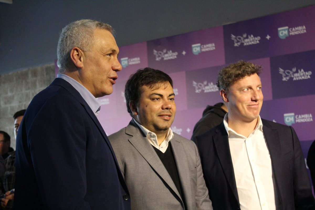 lopresti_lh's tweet photo. Asistimos a la presentación de candidatos de la alianza LLA + Cambia Mendoza, un paso clave para consolidar el rumbo de transformación que necesita nuestro país, basado en el esfuerzo, el trabajo y el mérito frente a las viejas recetas del populismo.

Desde Las Heras acompañamos este frente con una lista de candidatos con experiencia, compromiso y capacidad de gestión, que trabajarán en sintonía para consolidar los ejes de nuestro proyecto:

✅ Continuar con una administración municipal austera, eficiente y transparente, basada en el orden y en la eficaz administración fiscal.

✅ Priorizar la capacitación en oficio para generar mano de obra calificada procurando la inserción laboral. 

✅ Impulsar inversión y empleo privado a través del Parque Industrial y el fortalecimiento de las PyMES.

✅ Mejorar la seguridad y la calidad de vida en los barrios con obras, iluminación y urbanización.

✅ Garantizar orden y seguridad ciudadana como base de una comunidad más segura. 

Estamos convencidos de que el camino de la transformación es con gestión responsable y trabajo en equipo.