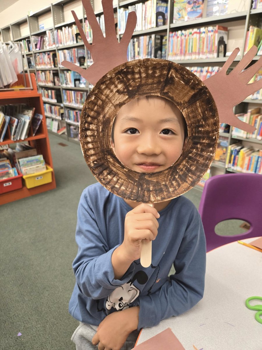 MelvilleLibrary's tweet photo. Back inside, we read Backyard Animals: Moose, a fascinating book that taught us all about these incredible gentle giants and how they live in the wild.  Finally, the kids created moose masks—complete with handprint antlers to make them extra special! https://t.co/WnY3uq7kdS