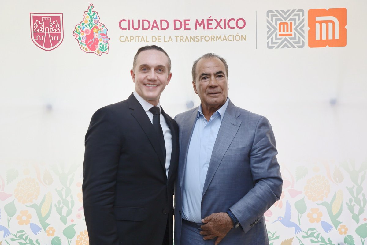 Al suscribir el convenio, que fortalece el compromiso de la dirección general y el SNTSTC para trabajar a favor de los usuarios, el titular del #MetroCDMX, <a href="/AdrianRubalcava/">Adrián Rubalcava</a> , y el presidente del Comité Ejecutivo Nacional del SNTSTC, Fernando Espino Arévalo, resaltaron el interés