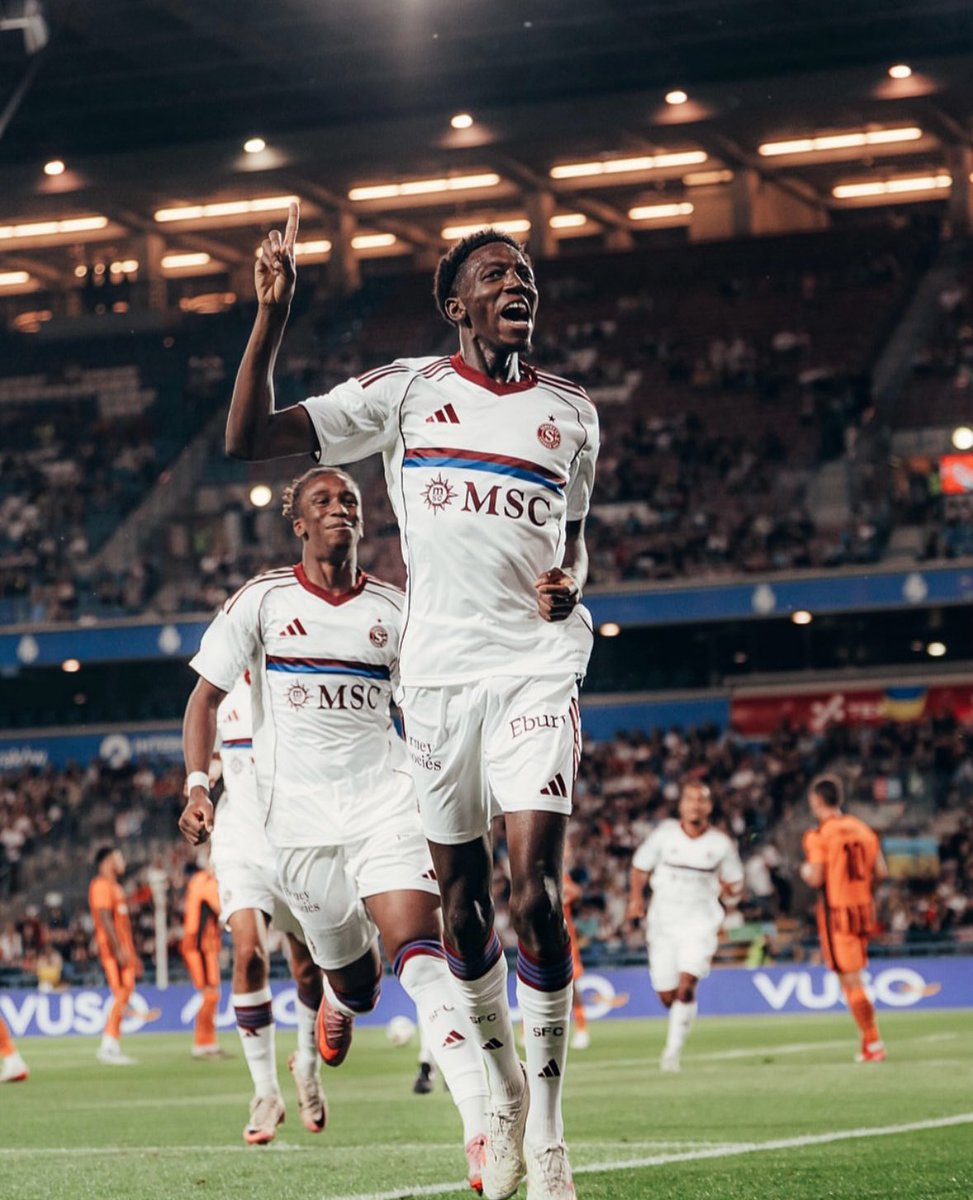 Les stéphanois qui nous ont fait passer ce mec pour le pire joueur de l’histoire ptdrrrrrr nous on mange bien pendant que Saint-Etienne est en ligue 2 🫵🫵🫵🤣🤣🤣