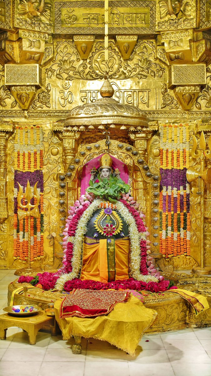 श्री सोमनाथ महादेव मंदिर,
प्रथम ज्योतिर्लिंग - गुजरात (सौराष्ट्र)
दिनांकः 21 अगस्त 2025,श्रावण कृष्ण त्रयोदशी (मासिक शिवरात्रि) - गुरुवार
मासिक शिवरात्रि श्रृंगार
07255039
#somnath #mahadev #shivji
#bhakti #somnathlivedarshan #somnathtemple