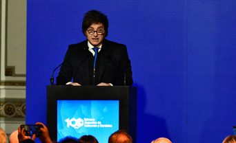 Asteriscos (@asteriscostv) on Twitter photo 🔴Habló en el Council of American 
Milei criticó al Congreso: "Está secuestrado por el Kirchnerismo"
#Milei #Congreso #Vetos 
asteriscos.tv/noticia-78491.… 🔴Habló en el Council of American 
Milei criticó al Congreso: "Está secuestrado por el Kirchnerismo"
#Milei #Congreso #Vetos 
asteriscos.tv/noticia-78491.…
