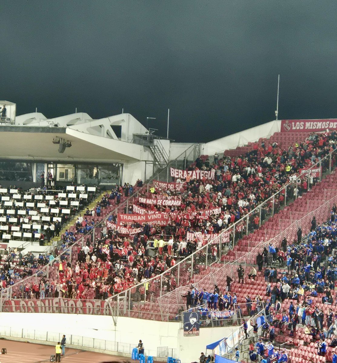 Señores <a href="/Sudamericana/">CONMEBOL Sudamericana</a> <a href="/CONMEBOL/">CONMEBOL.com</a> les dejo una foto para que vean cómo se organiza un partido y se cuida a la barra visitante. Algo que no hizo #Independiente No es difícil determinar quién fue el culpable de lo que pasó anoche 🤘#VamosLaU <a href="/udechile/">Universidad de Chile</a> 🦉
