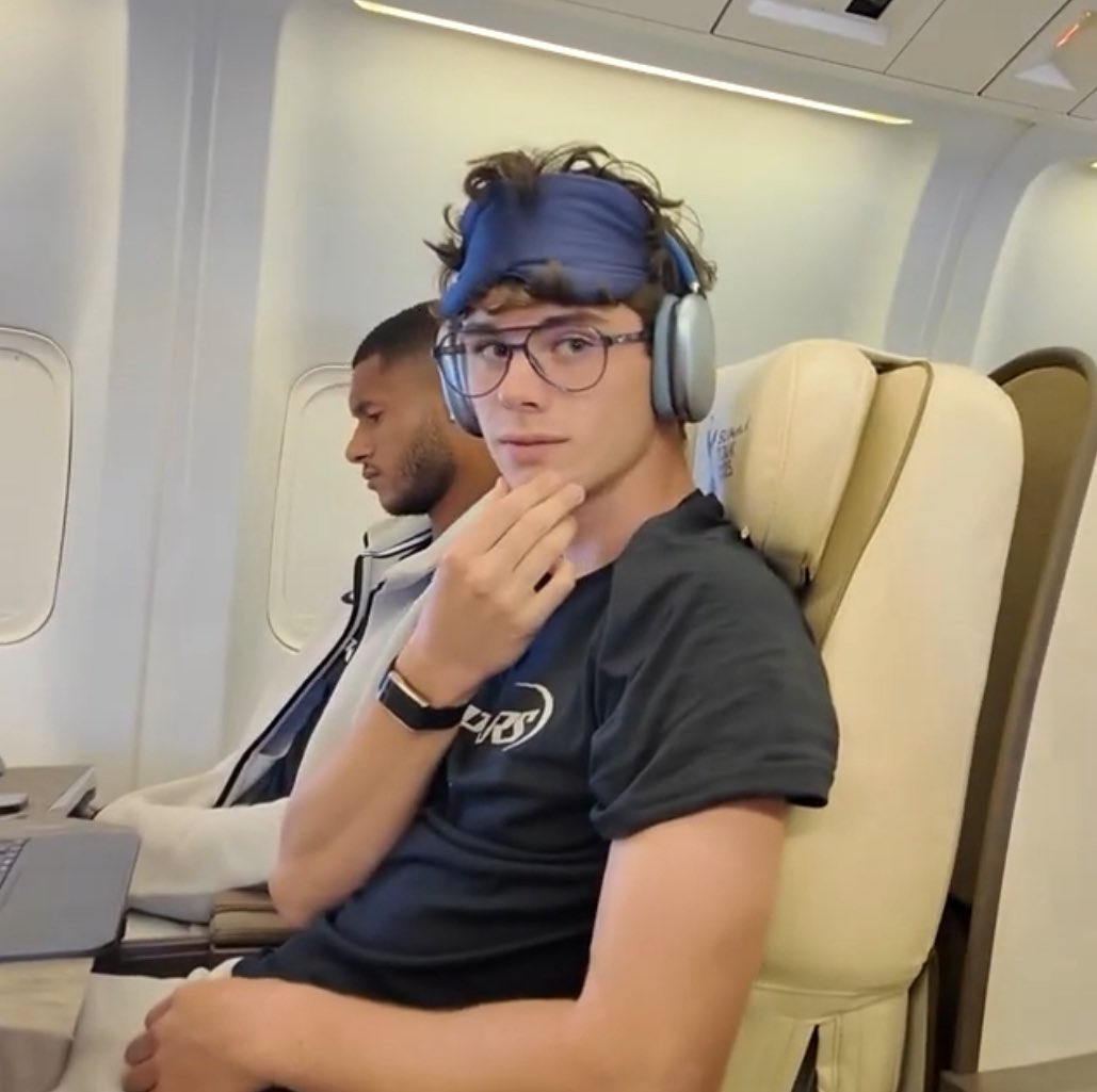 alliethfc's tweet image. hahah hes super weird dont even think about perceiving him hes mine