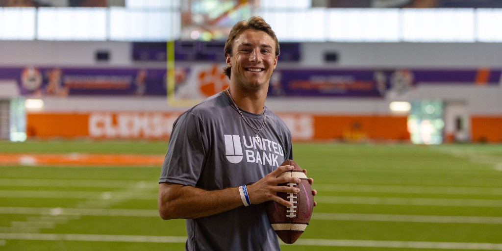 BankWithUnited's tweet photo. 3️⃣ years with #️⃣2️⃣ on our #TeamUnited roster

@CadeKlubnikQB https://t.co/dF8rBjX0lD