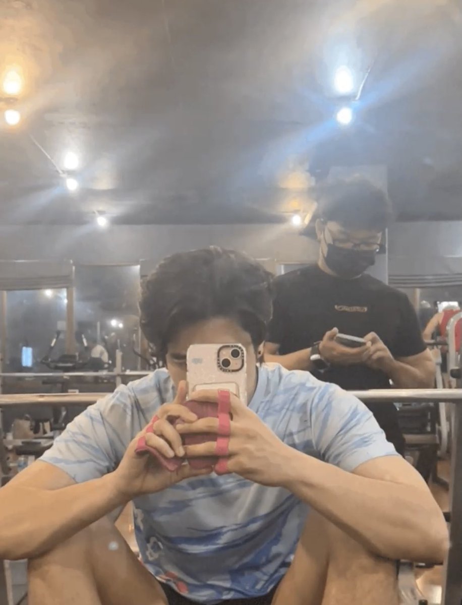 ทีน้องยูโรถ่ายรูปเบลอๆ ไม่เห็นมีใครล้อเลย รูปออกมาไม่ต่างจากพี่เจดพี่สนเท่าไร ติดแค่ว่าฮีถ่ายออกมายังไงก็ดูไม่แก่ แต่ไม่เหมือนใช้ไอโฟนสิบห้าพลัสสีชมพูใส่เคส casetify แปะ card holder รูปกระต่ายสีชมพูเลย เหมือนถ่ายจากตู้เย็นไม่ก็เครื่องคิดเลข ไม่ก็รีโมททีวี