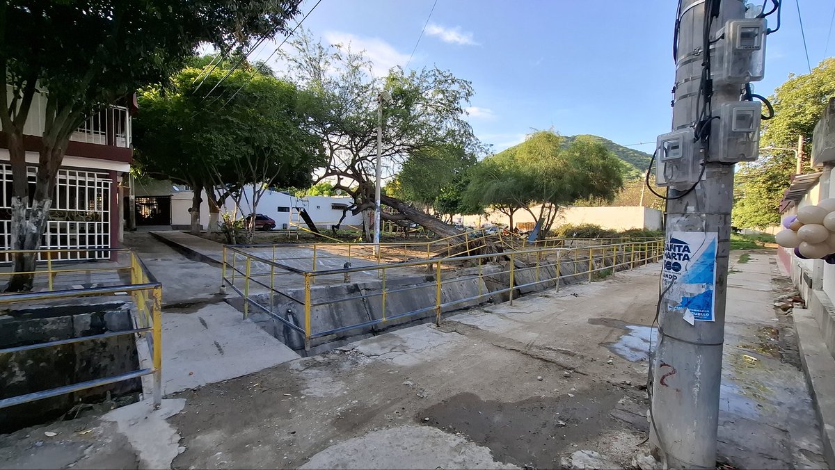 WesBuelvas's tweet photo. @SantaMartaDTCH @MagdalenaGober será que ahora los niños y adultos mayores podrán disfrutar de un parque digno en el sector del Pando ya que todos los parque comunitarios de la ciudad han sido transformados menos este ahora que este árbol se cayó será que podrían mejorarlo. https://t.co/xmazNJJkla