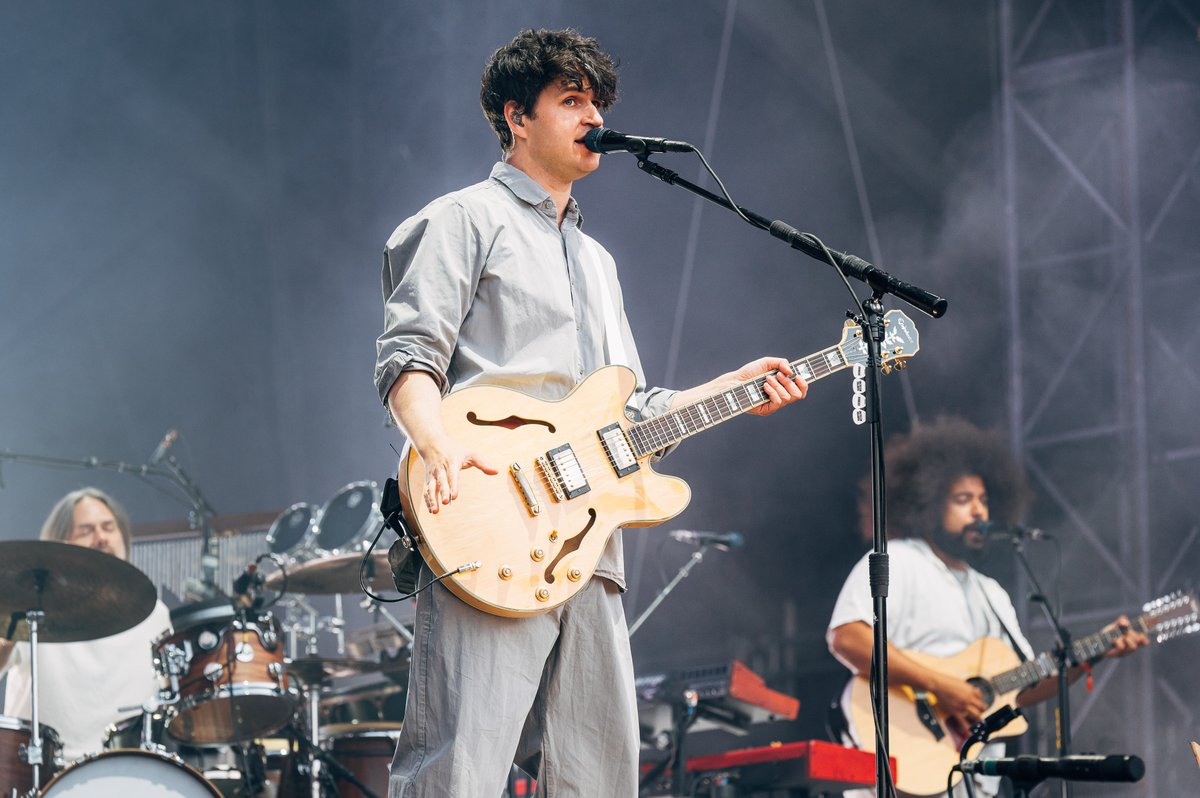.<a href="/vampireweekend/">Vampire Weekend</a> + du soleil + des bons riffs de guitare = le bonheur à l'état pur 🌻 #RES25

📸 <a href="/daidix/">Olivier Hoffschir</a>