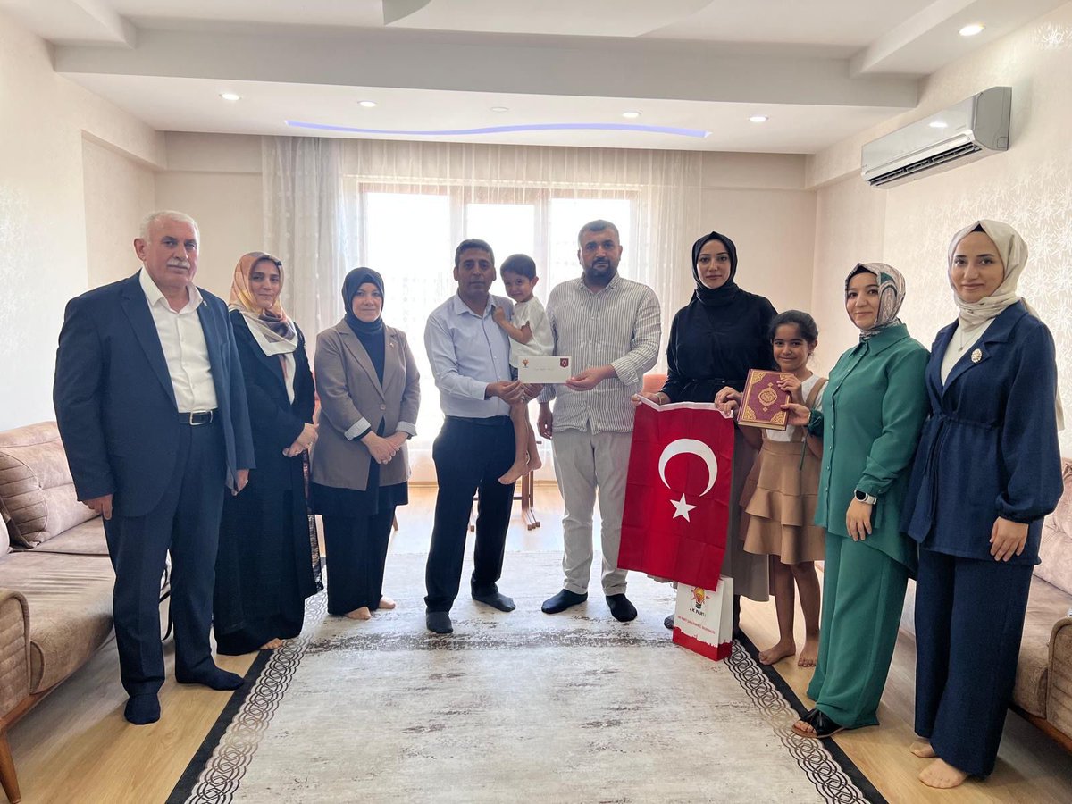 📍Şanlıurfa / Haliliye 

İl Kadın Kolları Başkan yardımcımız,  Haliliye İlçe başkan yardımcımız , ilçe kadın kolları başkan yardımcılarımız ve yönetimimiz  ile birlikte, Sayın Cumhurbaşkanımızın “Terörsüz Türkiye” mektubunu ve selamlarını iletmek için kahraman şehidimiz Ahmet