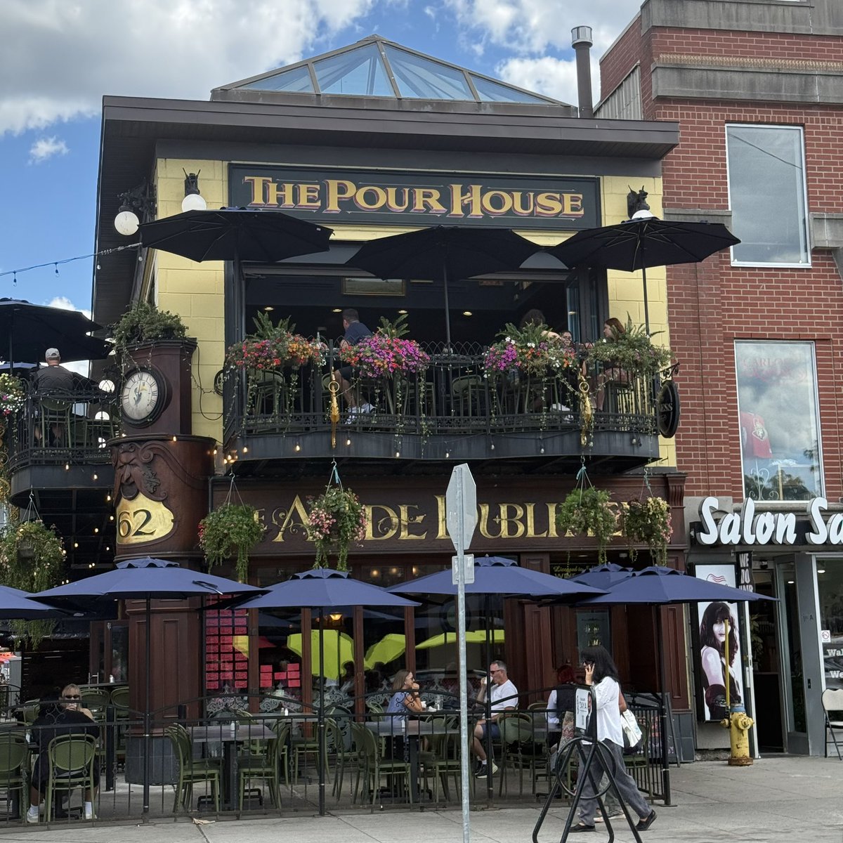 Jsem vdecny za tyhle chvile, kdy je muj svet maly, propojeny a v miru. Sedim v irish pubu v kanadske Ottawe, upijim coronu a stridave cumim na lidi na ulici, na fotbalovou Spartu hrajici s lotysskou Rigou v Praze a na golfovy tour championship v Atlante. Vazim si toho, fakt. Neni