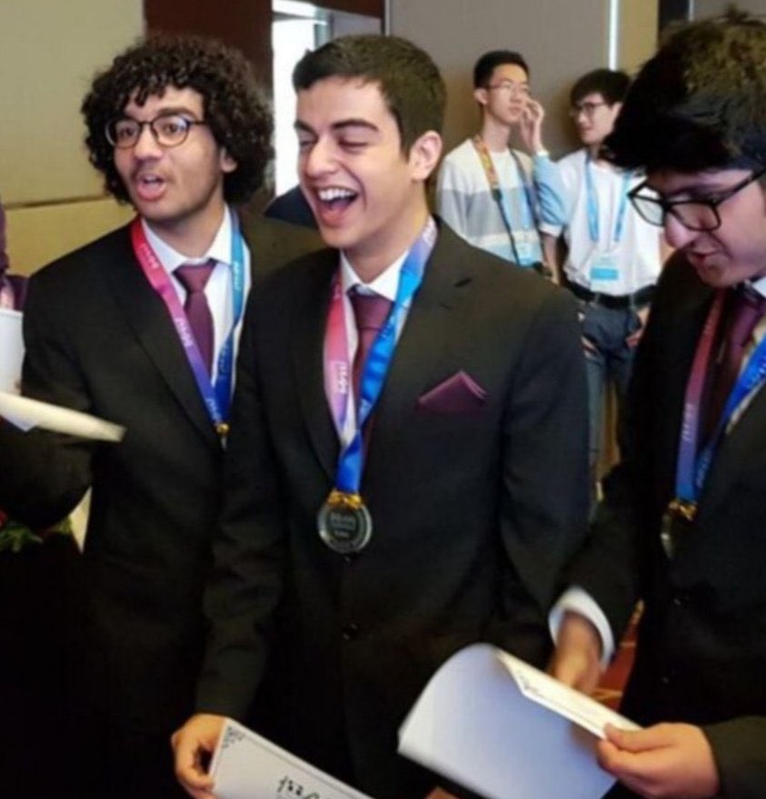 mitramalekiii's tweet image. امروز که برای مدال‌های طلای #المپیاد_نجوم خوشحالی میکنید، یادتون باشه #علی_یونسی با همون مدال سال‌هاست که زندانه.