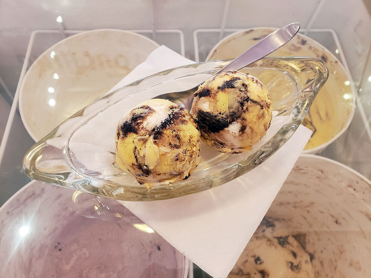 MagicIceCream25's tweet photo. Banana Boat is back! A campfire tradition, Kawartha Dairy style. 🔥 A tide of marshmallow and chocolate flowing through banana-flavoured ice cream. 🍌🍨
#bananaboat #kawarthadairy #sweetindulgence https://t.co/AuY4Xe54mf