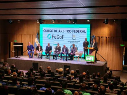 Lanzaron curso de Árbitro Federal Corrientes 2025
De la capacitación participarán 40 personas que buscan acceder al título de Árbitro Federal. El título, permitirá que se desempeñen en todas las competencias de las Federaciones de Liga, Consejo Federal y AFA.
