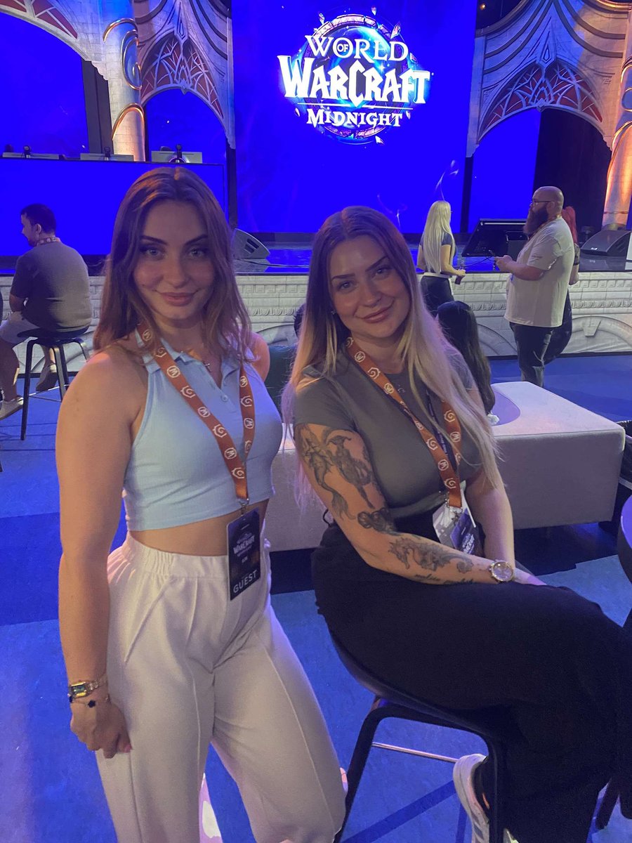 Snowmixy's tweet image. Enjoying the WoW community event with sis #midnightreveal #wowcommunitynight