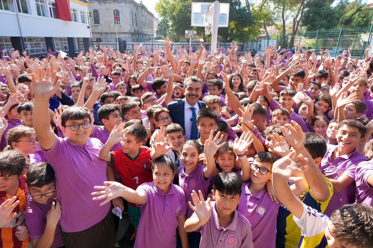 Türkiye Yüzyılı’nı inşa ederken gençlerimizin fikirleri bizler için her zaman değerli. İnşallah daha güzel bir geleceği gençlerimizle birlikte kuracağız. Bizim muradımız, hedefimiz ve inancımız budur.

<a href="/Yusuf__Tekin/">Yusuf Tekin</a> 
<a href="/tcmeb/">Millî Eğitim Bakanlığı</a>