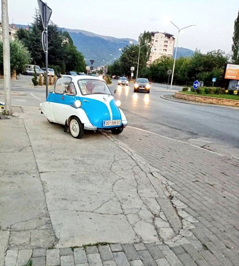 WaiterMKD's tweet photo. "BMW isetta" низ охридските улици 😀😀😀😀😀
Колку е малечко ова чудово, буквално во багажник на малку поголема кола го збира 😂😂 https://t.co/zTmpI14Sh0