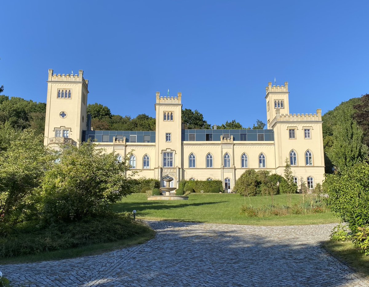 Das Keppschloß in #Dresden Hosterwitz, von 1886-1916 die Sommerresidenz der Enkelin von King Georg III. von GB; sie hieß Augusta Caroline und war damals bereits Großherzogin von Mecklenburg-Strelitz, ließ sich hier aber nur Gräfin von Stagard nennen; heute privat