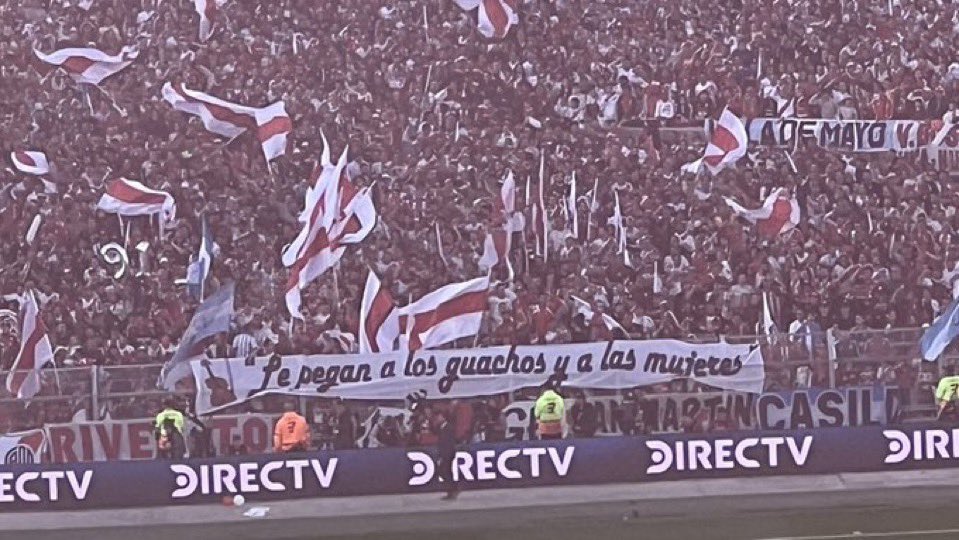 Los del rojo son todos putos…